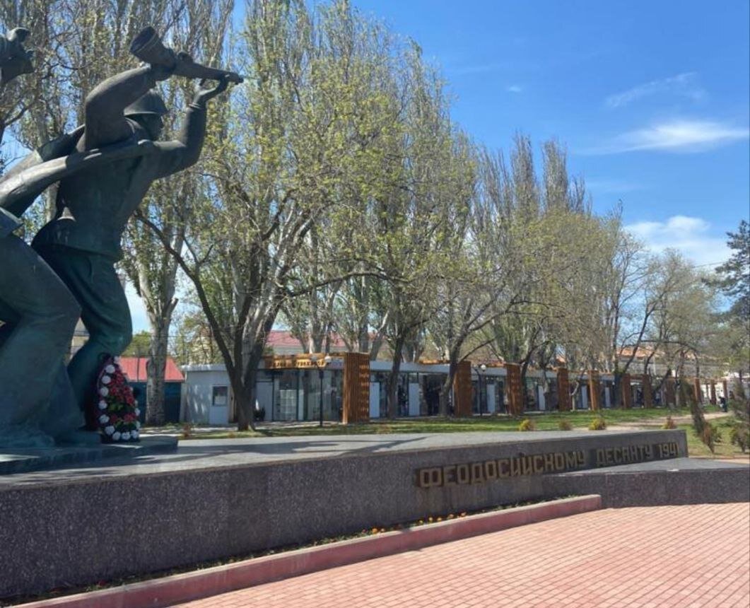 Торговые ряды у памятника Феодосийскому десанту