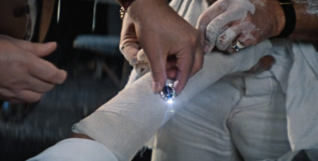 Процесс загипсовки драгоценностей | Кадр из фильма «Бриллиантовая рука», 1968, СССР.