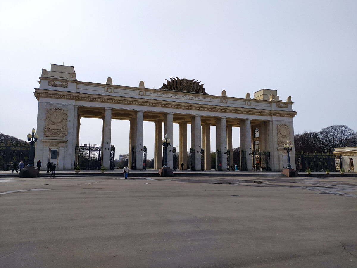 С крыши арки главного входа в Парк Горького можно увидеть Останкинскую телебашню, Воробьевы горы, башни делового центра Москва-Сити, высотку Министерства иностранных дел, храм Христа Спасителя, Первую градскую больницу, Крымский мост и сталинские высотки (фото автора).