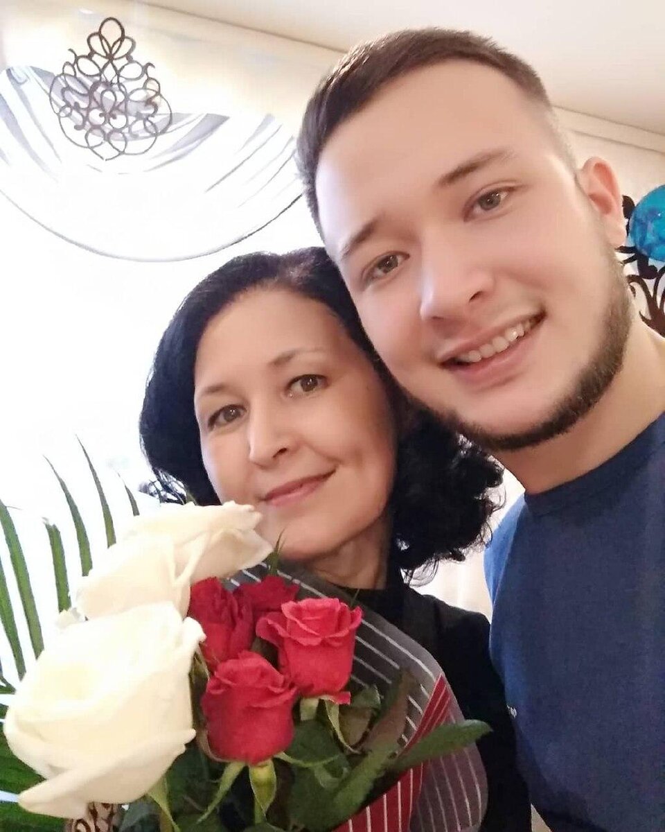 Максим Попов с мамой