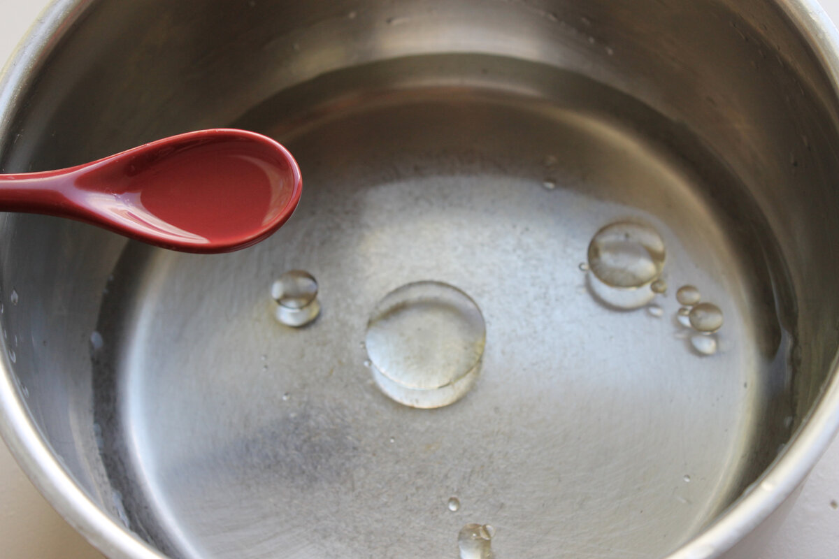 Масло надо хорошо разболтать чем-то, венчиком, например.