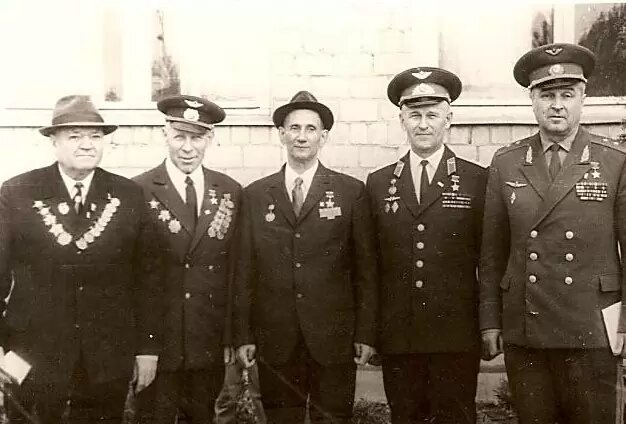 На историческом фото 1973 года (групповое фото ветеранов 130-го СБАП), слева-направо: Василий Иванович Дымченко, Валентин Георгиевич Козлов, Алексей Александрович Лоханов, Владимир Константинович Судаков и Александр Николаевич Медведев