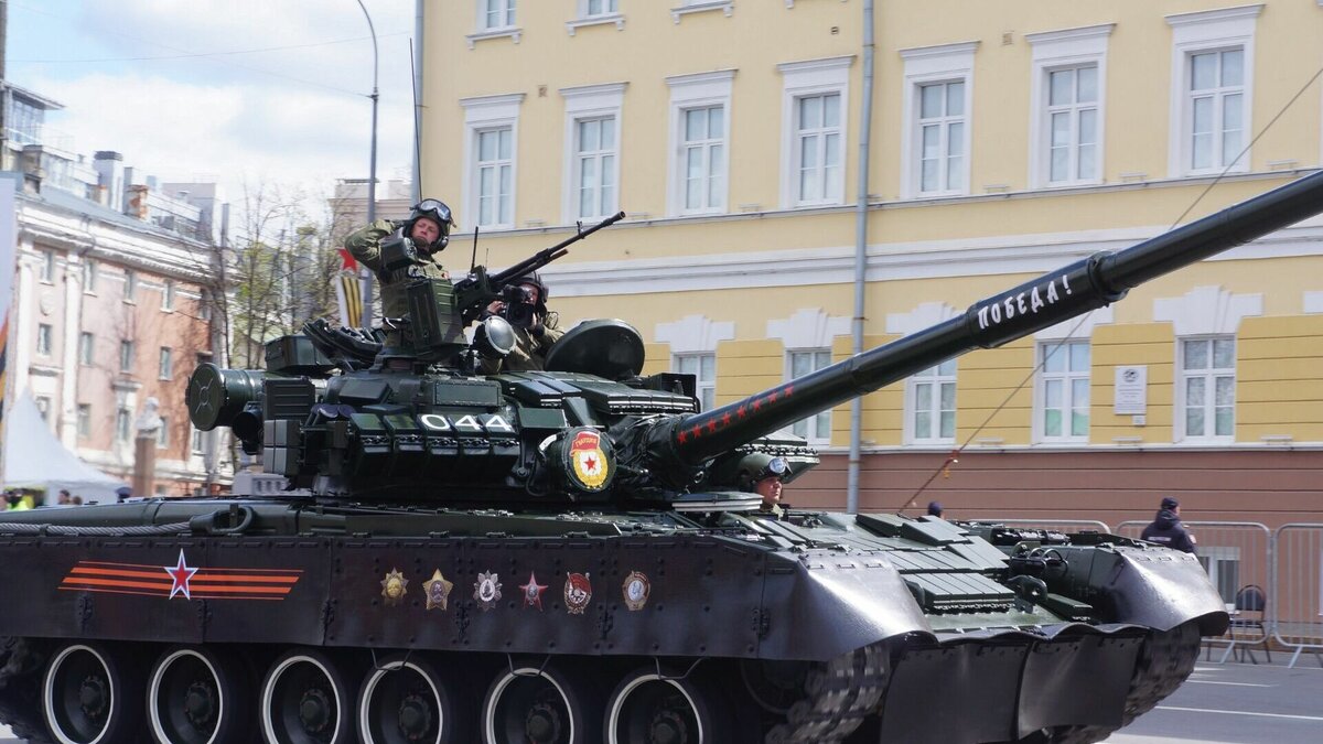 Дети атаковали танки после парада Победы в Нижнем Новгороде | newsnn.ru |  Дзен