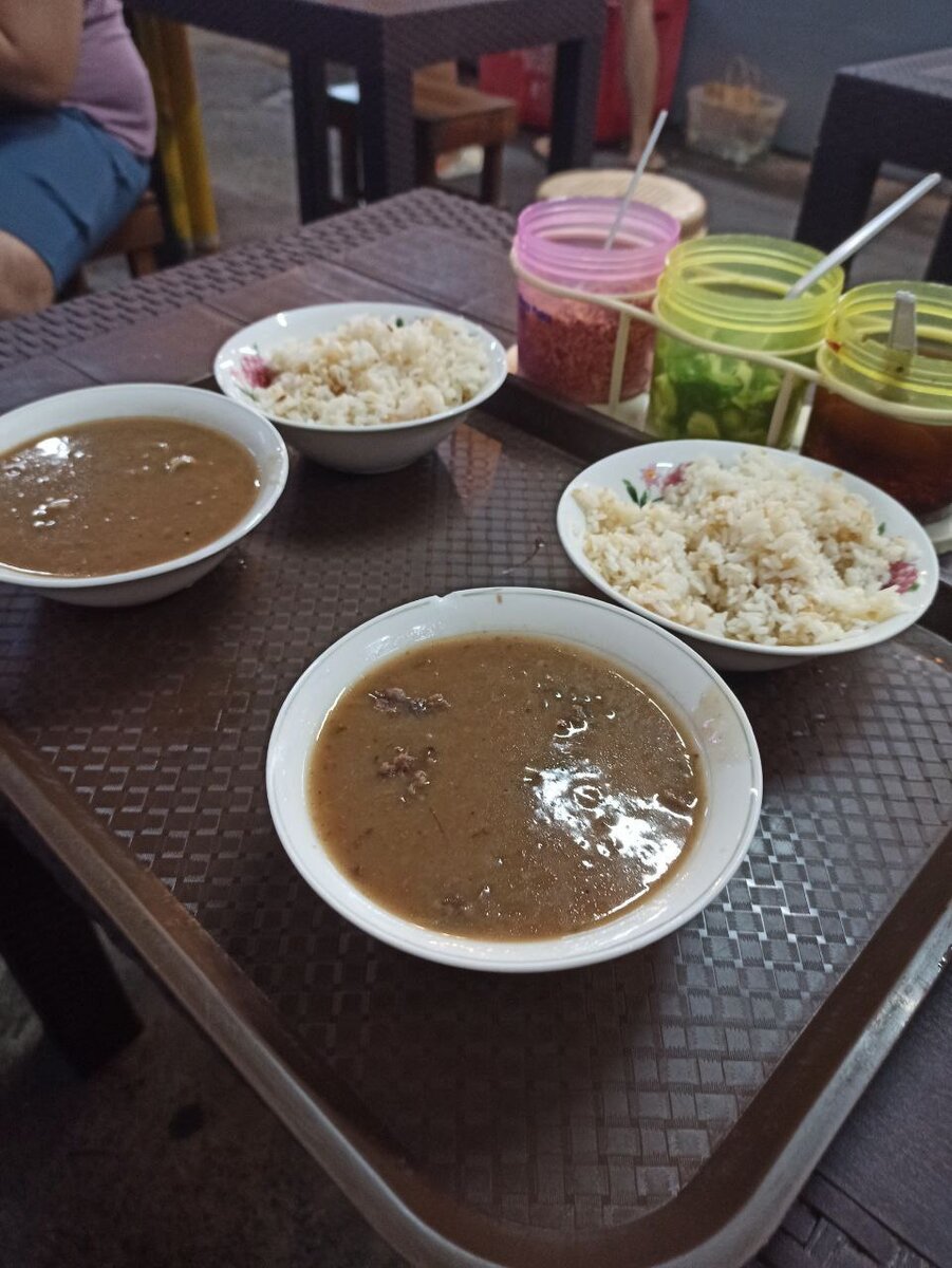 Классический вид пареса - тушеного мяса с подливой и рисом - листайте галерею