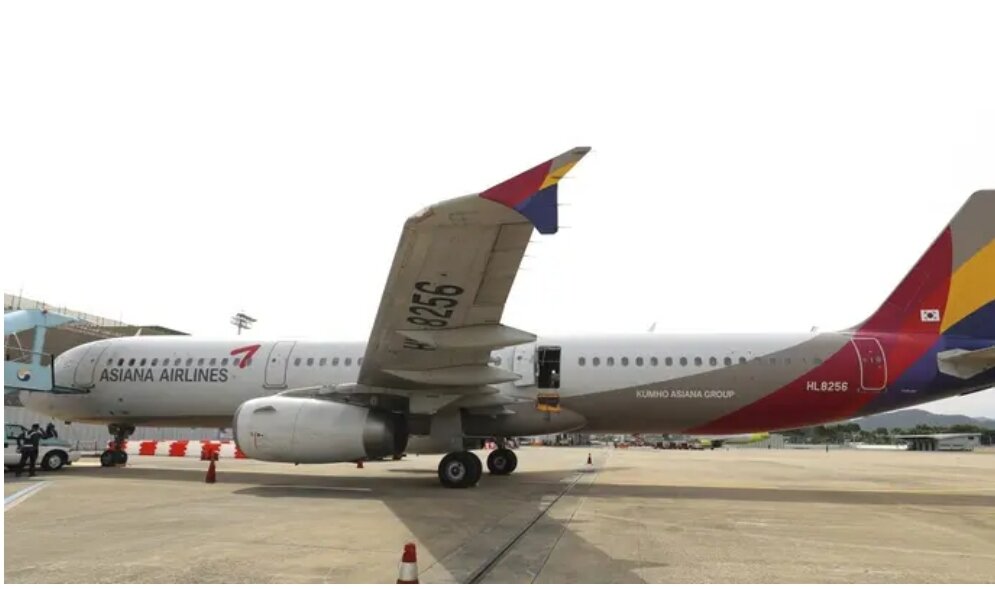 Самолет Airbus A321 Asiana Airlines Неизвестный подозреваемый, мужчина лет тридцати, был арестован в аэропорту Тэгу в Южной Корее после того, как он открыл аварийную дверь на высоте 700 футов во время посадки самолета. 