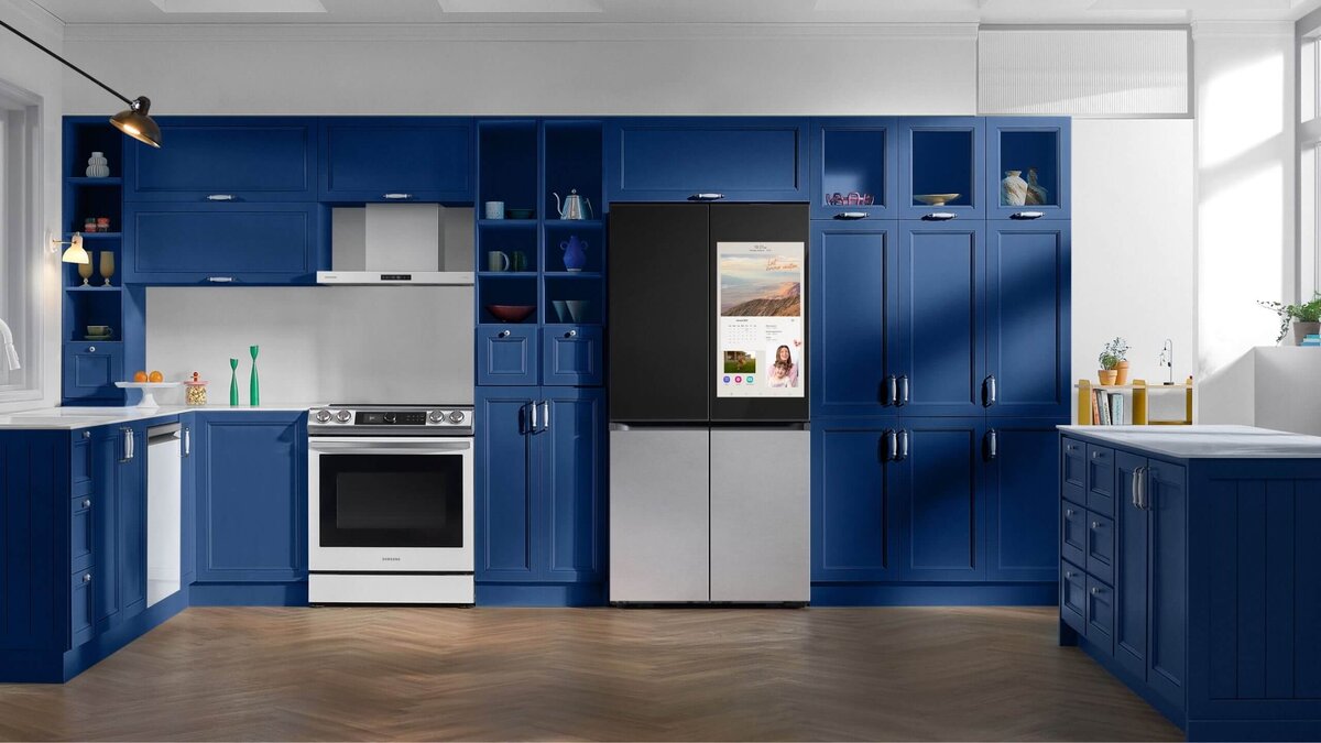 Samsung начала приём предзаказов на свой новый холодильник восьмого поколения семейства Family Hub Plus.