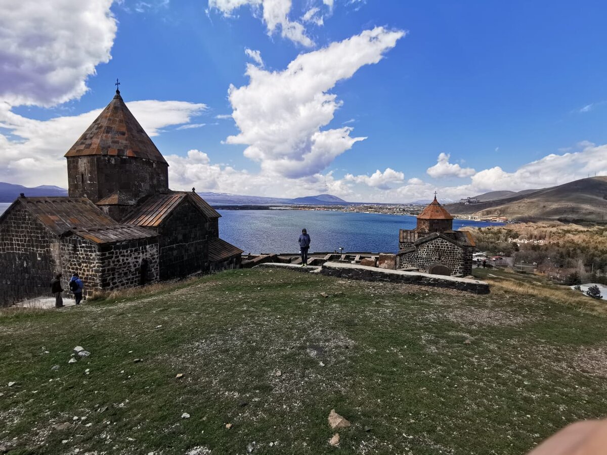 Вид на озеро Севан от монастыря Севанованк.