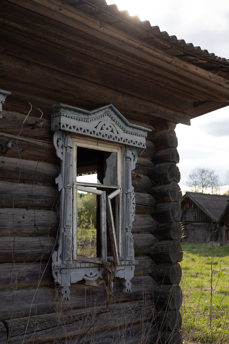 Исчезающая жизнь: заброшенный дом с наличниками в деревне Клюкино | Света  Шуга | Дзен