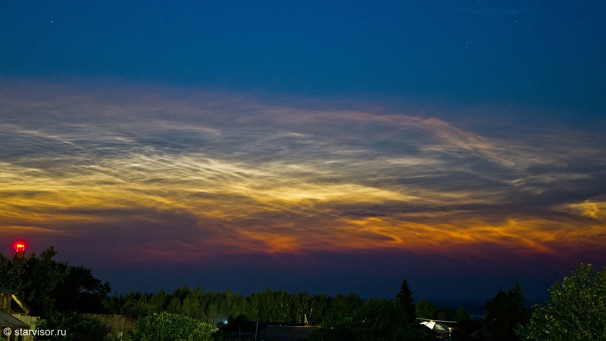 Не смотря на своё название, серебристые облака могут иметь широкий спектр цветов в зависимости от времени, высоты над горизонтом и состояния атмосферы. На снимке - Серебристые облака в Свердловской области 28 июля 2022 года.