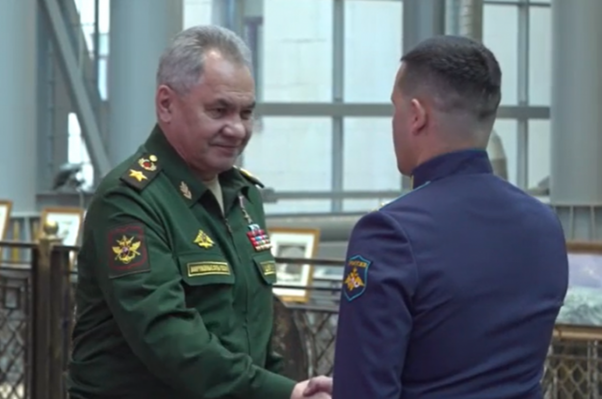    Шойгу вручил двум военным высшие госнаграды за героизм в зоне СВО