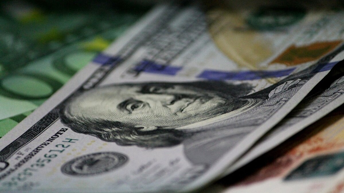     В ходе биржевых торгов курс доллара впервые за минувший год превысил отметку в 85 рублей.