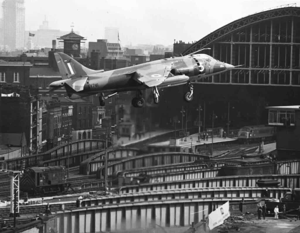 Машина мгновенно привлекла международное внимание, когда в том же году, взлетела с железнодорожного вокзала Сент-Панкрас и с дозаправкой в воздухе добралась до Манхэттена чуть более чем за 6 часов.