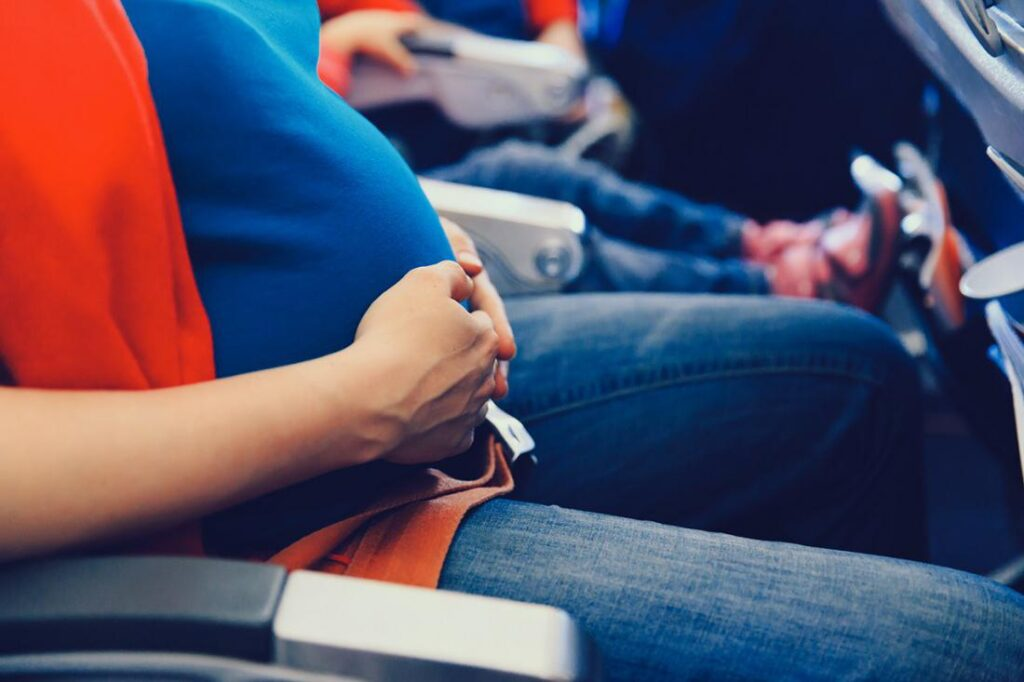 Почему беременным женщинам нельзя летать на самолете - причины