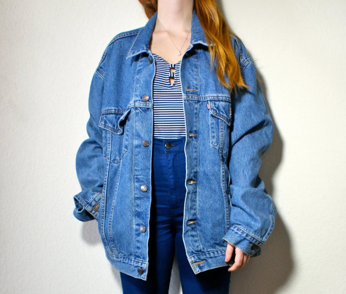 Джинсовая оверсайз. Джинсовка Gant женская Oversized Belted Denim Jacket синий. Джинсовая куртка оверсайз. Джинсовая куртка оверсайз женская. Широкая джинсовая куртка.