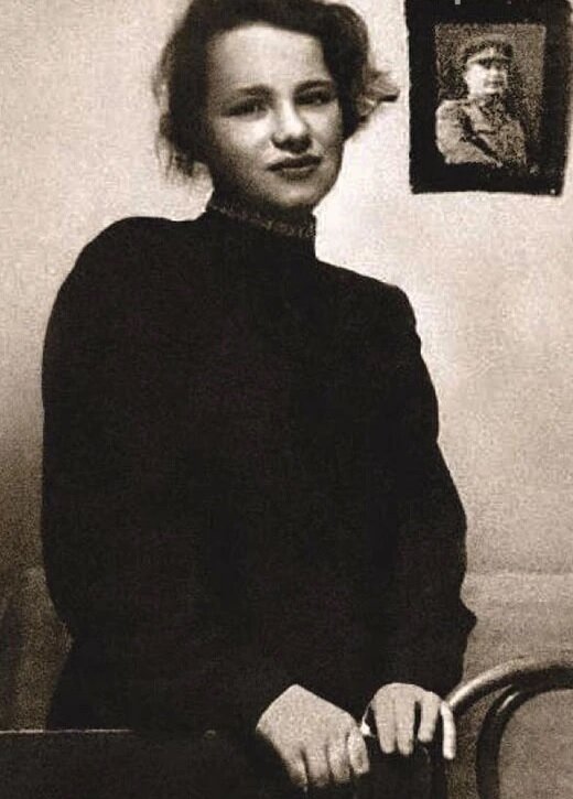 Редкое фото в юности. Несмотря на полноту, Крачковская прекрасно двигалась, танцевала и до шестидесяти лет могла сесть на шпагат