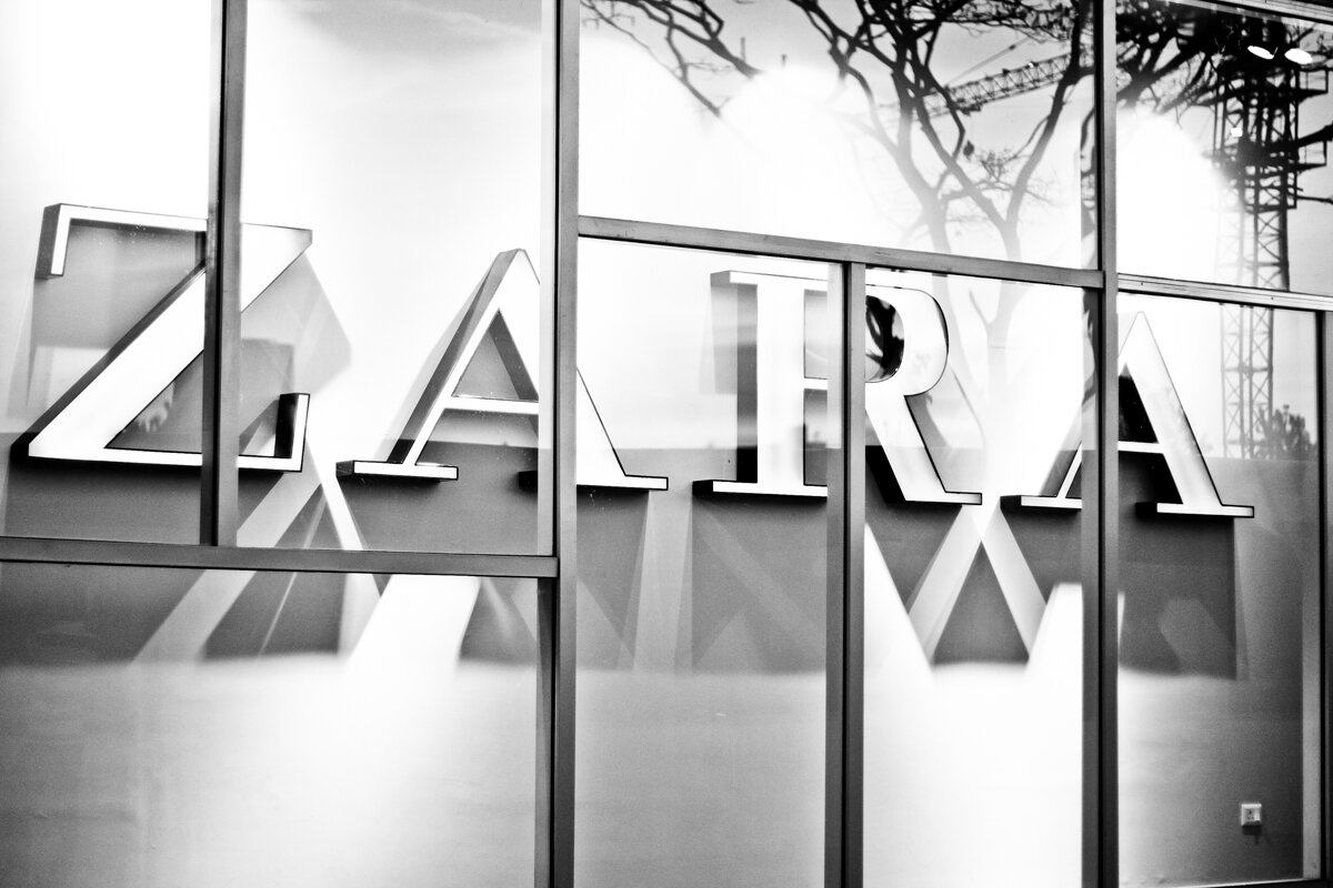 Логотип Zara - ведущий бренд компании Inditex. Источник*