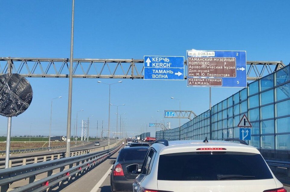 Есть пробка на крымском мосту. Крымский мост пробки. Пробка перед крымским мостом. Пробка на Крымском мосту. Затор на Крымском мосту.