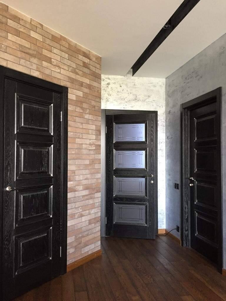 двери из массива дуба в черном цвете в интерьере