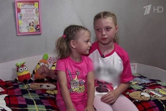    Показать вызвавший вопросы жест о «помощи» в телеэфире девочку попросили сами журналисты