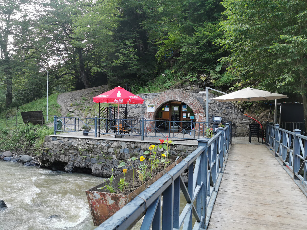 Здесь вход в бассейны