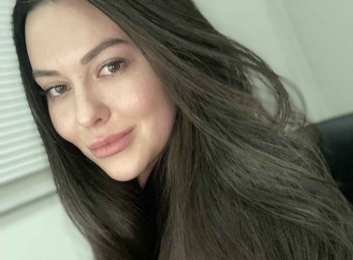 Длинные и струящиеся локоны- результат комплексного подхода на постоянной основе