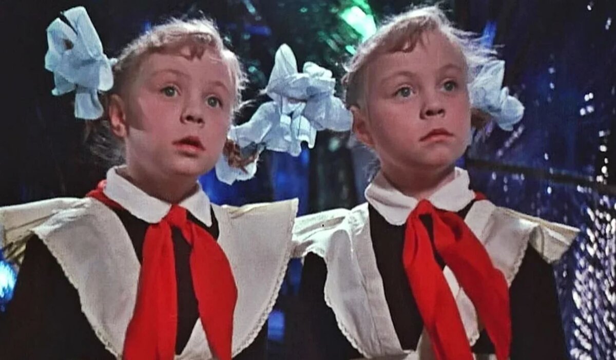 В школу сестры Юкины  ходили  с такими же бантами https://www.kinopoisk.ru/?utm_referrer=yandex.ru