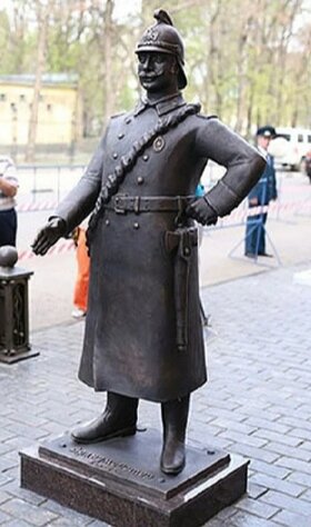 Памятник брандмейстеру возле той самой полицейско-пожарной части, где хранилась книга на 150 листов с данными 5 000 проституток Саратова 