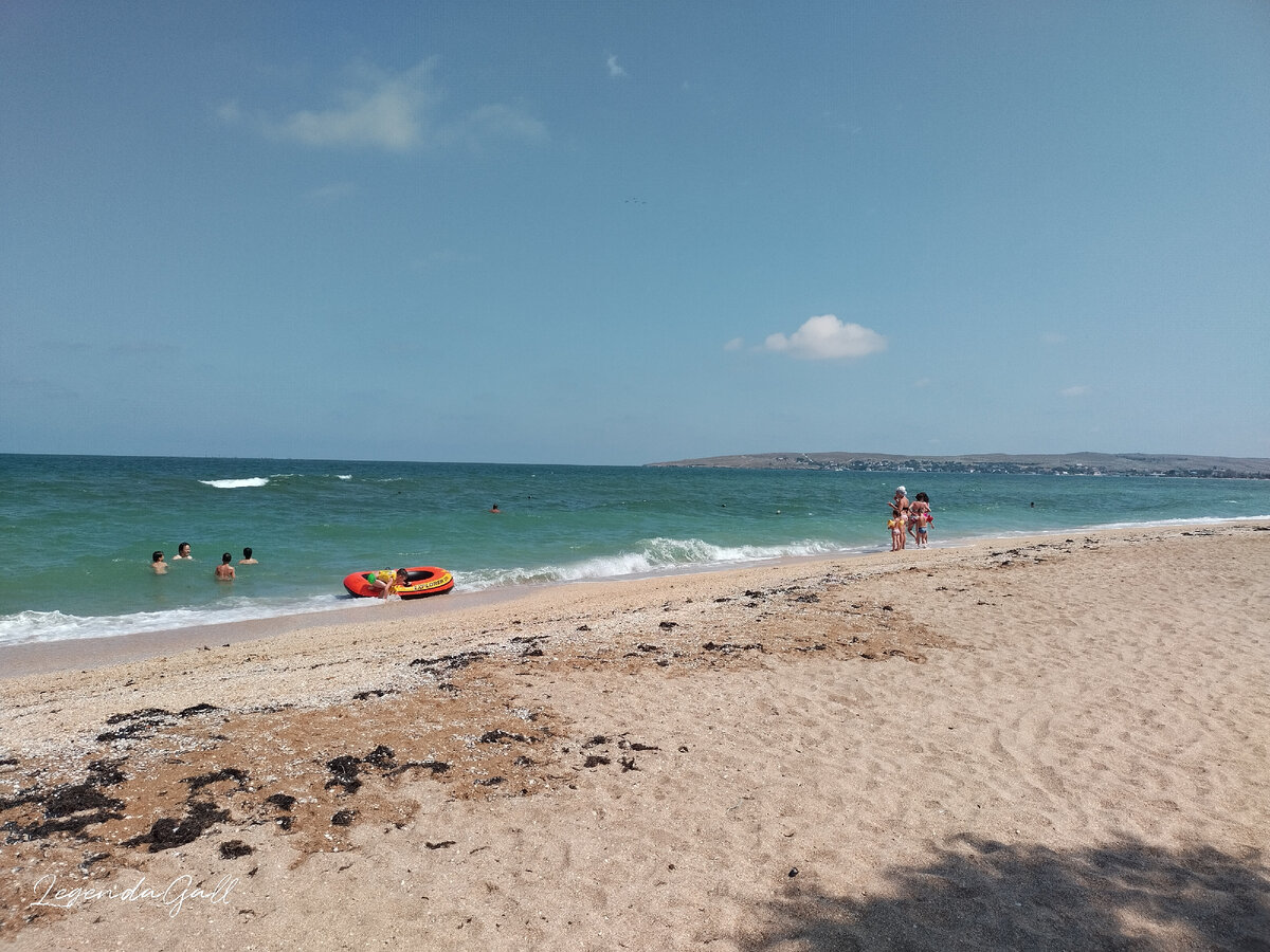 И шторм неплохой, буруны далеко от берега начинаются. Вдалеке - Казантипский заповедник