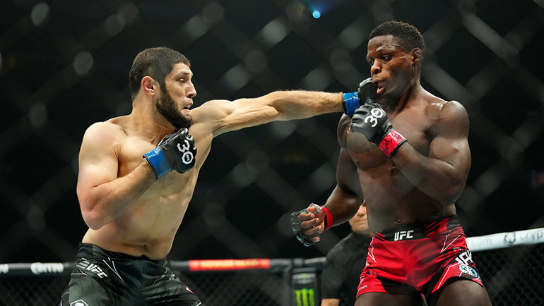    Икрам Алискеров в поединке с Филом Хоусом. Global Look Press