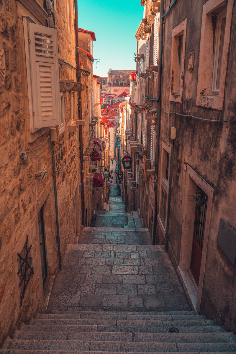 <a href="https://ru.freepik.com/free-photo/vertical-shot-of-a-beautiful-old-neighborhood-in-dubrovnik-croatia_17245886.htm#query=%D0%94%D1%83%D0%B1%D1%80%D0%BE%D0%B2%D0%BD%D0%B8%D0%BA&position=1&from_view=search&track=sph">Изображение от wirestock</a> на Freepik