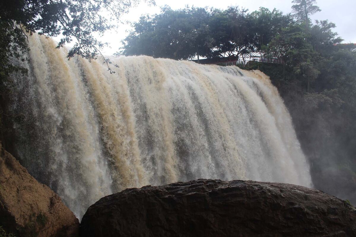 Вот такие там водопады