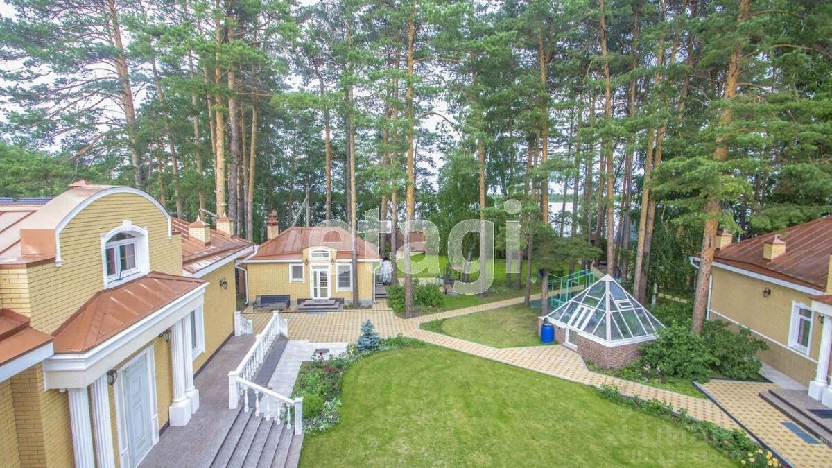     В Тюмени на продажу за 75 миллионов рублей выставлена усадьба площадью 850 квадратных метров на улице Приозерной с выходом к озеру.