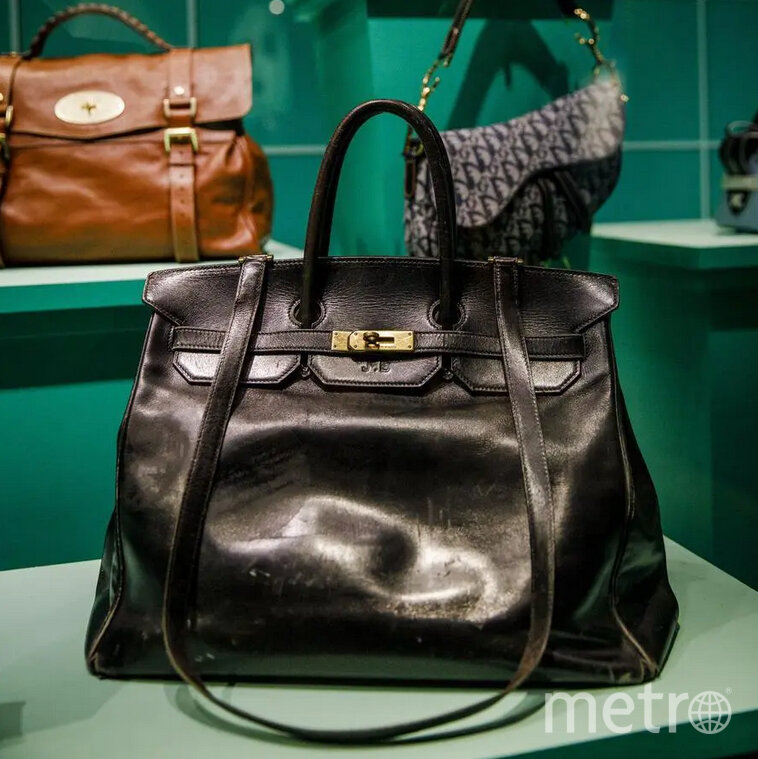    Сумка Джейн Биркин Hermes Birkin на выставке в музее Виктории и Альберта в Лондоне. Getty.