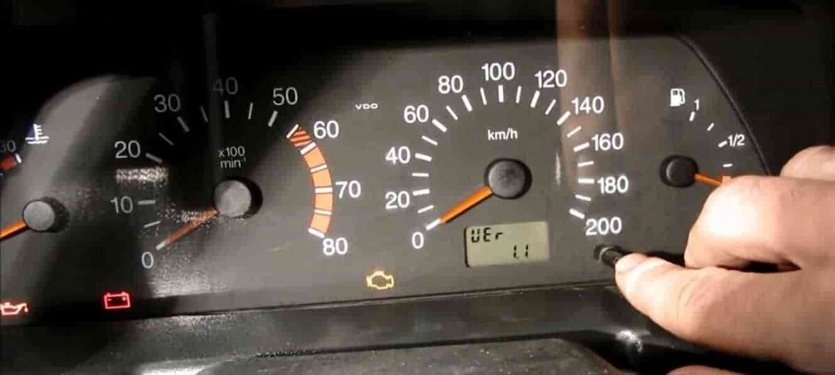 Вставляют ключ в замок и поворачивайте его до тех пор, пока на панели не загорятся лампочки. Затем нажимают и удерживают кнопку сброса на ЭБУ, чтобы получить код неисправности.
