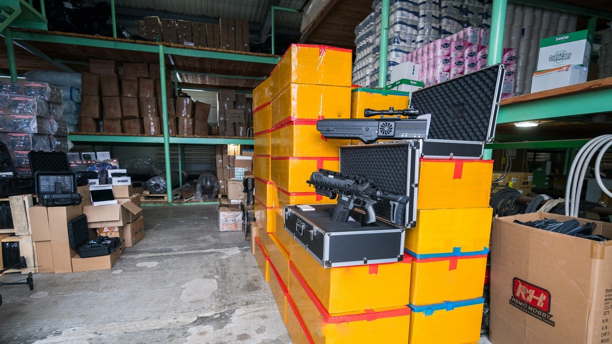    На Донбасс доставили квадрокоптеры и противодроновые ружья от югорчан