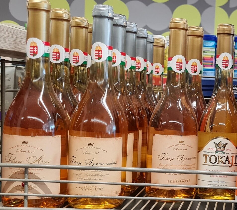 Это конечно же не прилавок советских магазинов. Такого разнообразия у нас не было. Фото сделано в июне этого года в деревенском магазинчике в венгерской деревне Тольчва