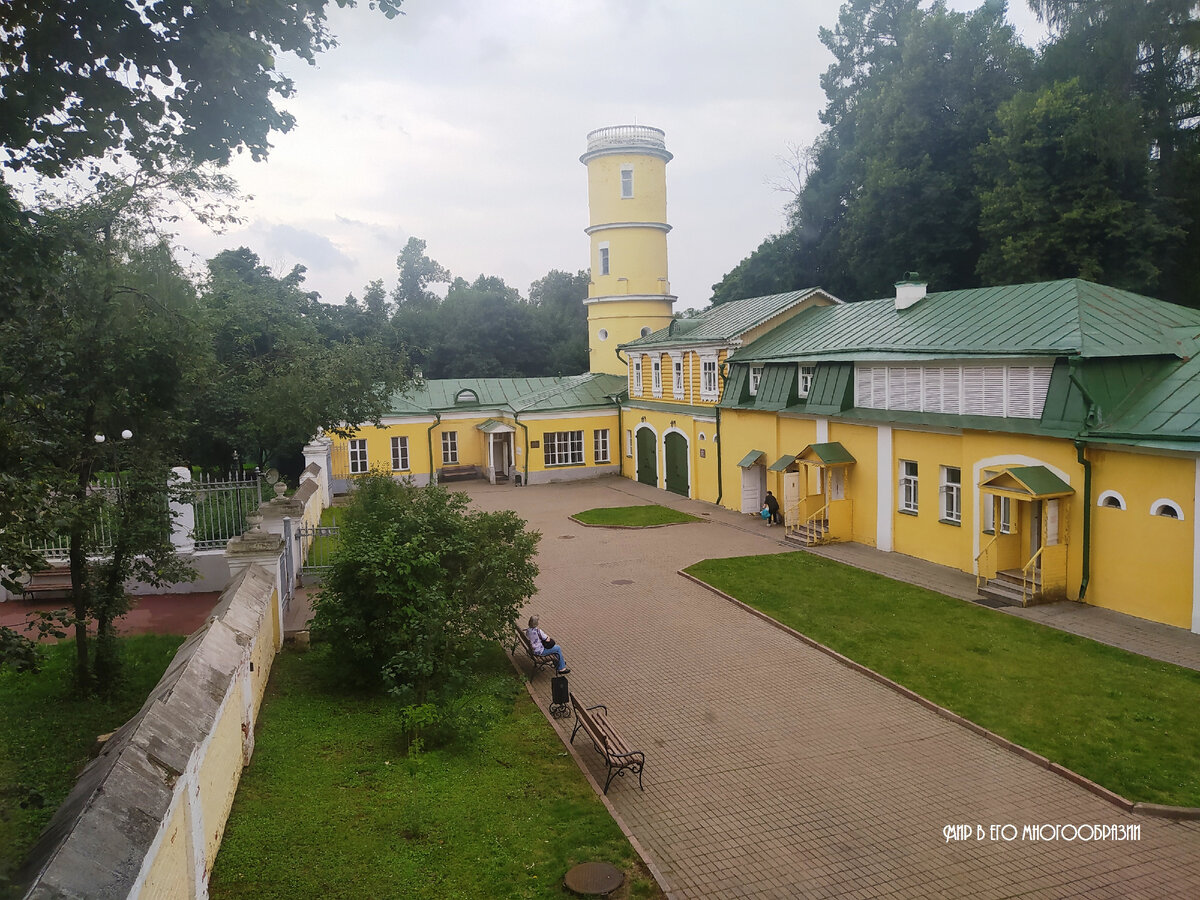 Хозяйственный двор с водонапорной башней и гаражом 