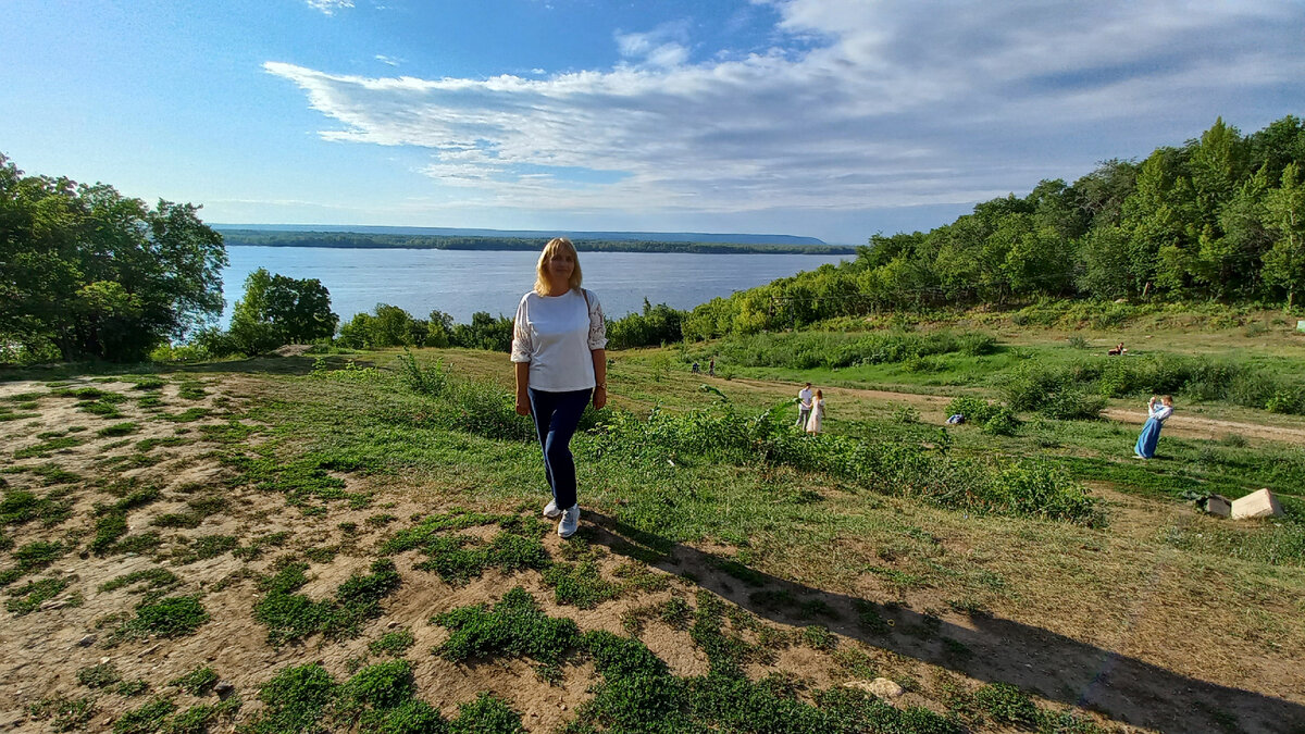 САМАРА. ЗАГОРОДНЫЙ ПАРК. Открыли для себя зеленые лужайки на склоне  высокого холма с залипательными видами на Волгу. | ПО ЗНАКОМЫМ МЕСТАМ | Дзен