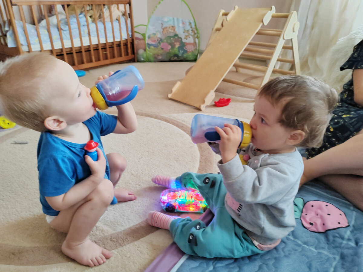 Паша свою машинку сестрёнке отдал