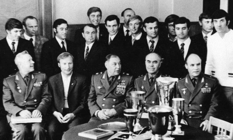 Обладатели Кубка Европейских чемпионов 1973 г. на приеме у Председателя ЦК ДОСААФ
маршала авиации А.И. Покрышкина
