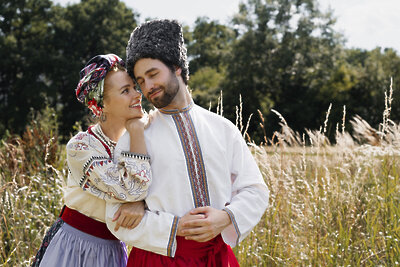    Молодые люди в костюмах народных танцев ©Freepik