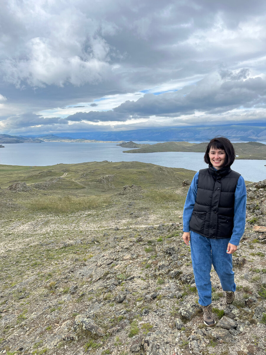 Я на фоне Малое море остров Ольхон. Замерзла не передать как. Надо было лететь в джинсах и куртке, а не летнем костюмчике))