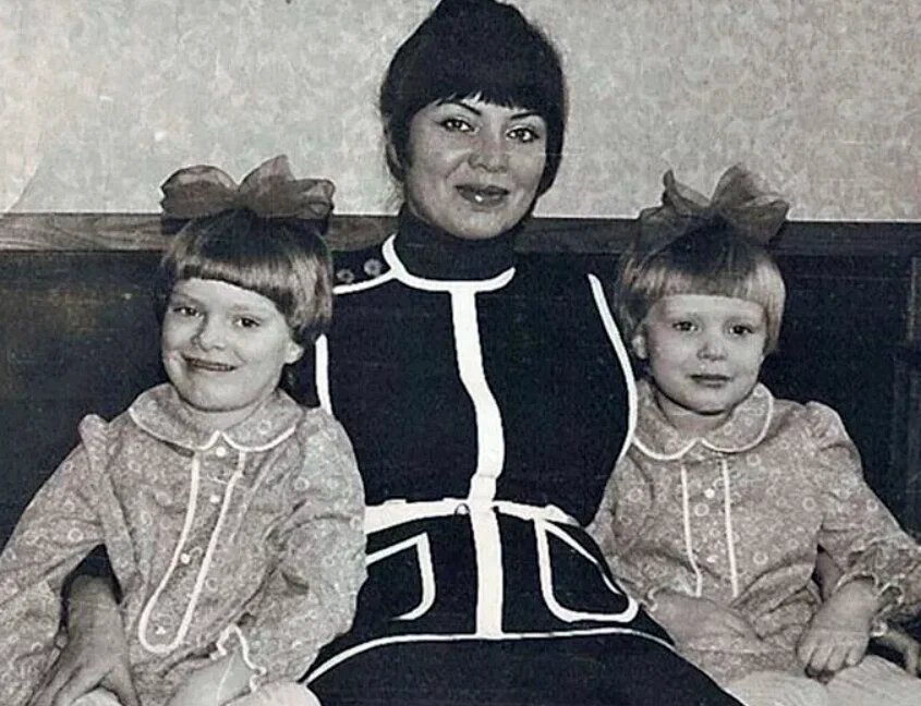 Яндекс.Картинки (с мамой и сестрой-близнецом в детстве)