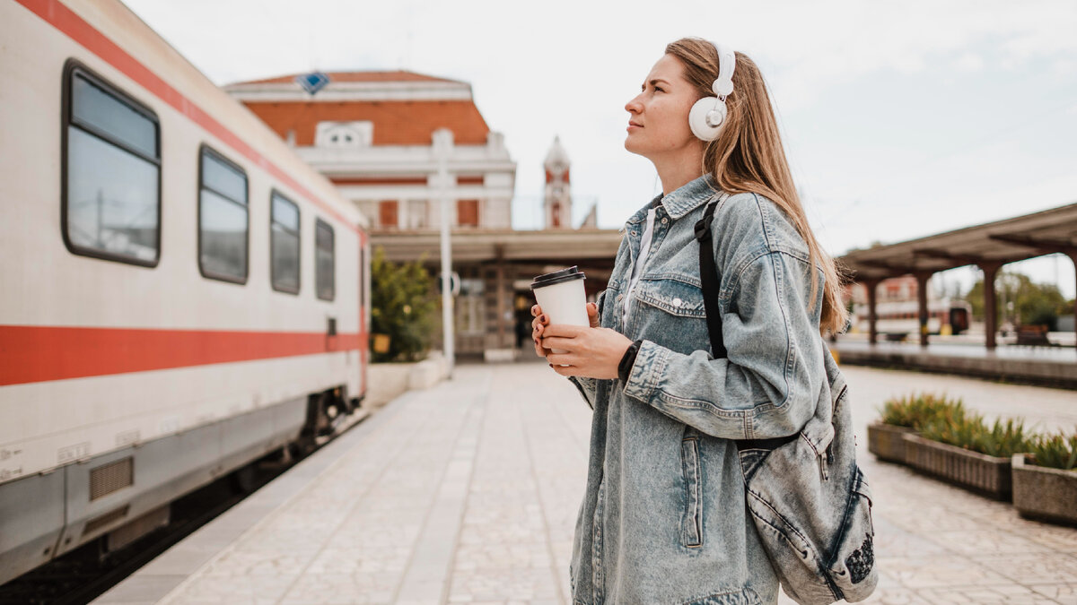 Изображение от <a href="https://ru.freepik.com/free-photo/side-view-woman-listening-to-music-at-the-train-platform_11144589.htm#query=%D0%B4%D0%B5%D0%B2%D1%83%D1%88%D0%BA%D0%B0%20%D1%81%20%D0%B1%D0%B8%D0%BB%D0%B5%D1%82%D0%B0%D0%BC%D0%B8%20%D0%BD%D0%B0%20%D0%BF%D0%BE%D0%B5%D0%B7%D0%B4%20%D0%B2%20%D1%80%D1%83%D0%BA%D0%B0%D1%85&position=2&from_view=search&track=ais">Freepik</a>
