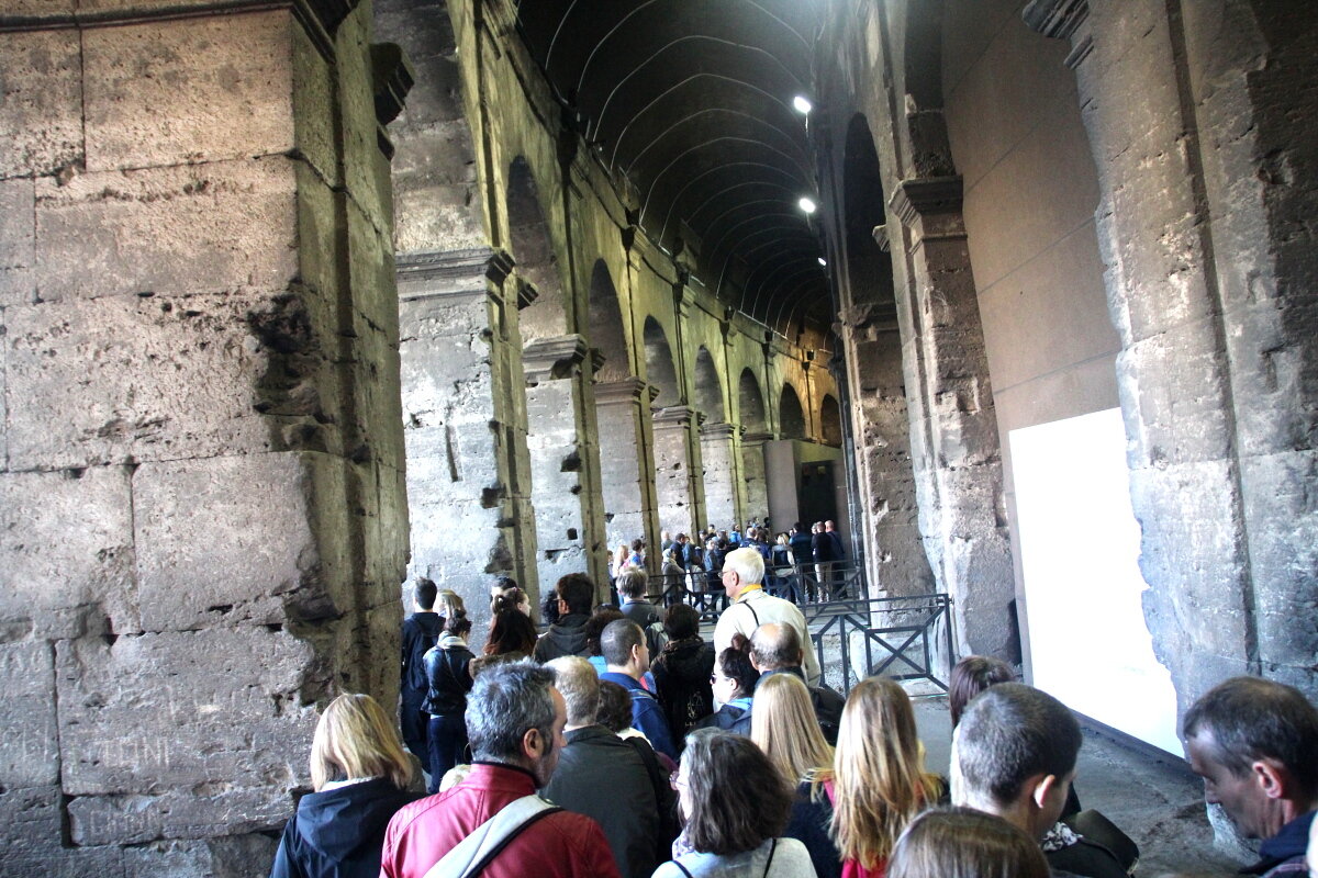 Очередь в кассу под сводами Колизея.