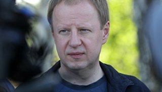 © РИА Новости / Андрей КаспришинПерейти в фотобанкВрио губернатора Алтая направит зама в село, где якобы закрывают школу"Виктор Томенко в пятницу утром первым представил листы поддержки кандидата с подписями депутатов представительных органов муниципальных образований. Также он сдал сведения о трех кандидатах, один из которых в случае победы на выборах будет наделен полномочиями члена Совета Федерации. В списке — действующий сенатор Михаил Щетинин, экс-глава региона Александр Карлин и врио первого заместителя председателя правительства края Александр Лукьянов", — уточнили в избиркоме.