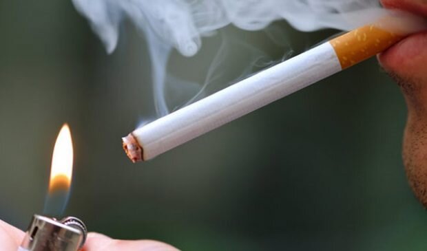 Давно это было, лет ...ндцать, было мне лет 15. Жили мы тогда в небольшом городке, жили не тужили. И вот, как водится у подростков, начался у нас протест против всего мира, взрослой жизни попробовать захотелось. Кто курил тайком, кто алкоголь пробовать начал. Ну, как обычно в общем. Меня тоже на это дело подбивали. Да и самому, если честно, хотелось попробовать. Но решил сначала у бати уточнить окольными путями как оно происходит. Отношения у нас, можно сказать, были дружескими, так что вопросы задавать я не боялся. Тем более что он курил, как мама говорила, с незапамятных времён. Выбрал я денёк когда батя был в наиболее благодушном настроении, набрался решимости и спросил: - Бать, а бать, а курить правда вредно?
- Да, вредно, очень.
- Но ты же куришь?
- То я, а разницу объяснять долго.
- А остальным?
- Ты себя имеешь ввиду, - прищурился батя?
- Возможно, но не факт, - постарался выкрутиться я.
- Тебе - просто фатально вредно.
- Но почему?
- Во-первых — схлопочешь от меня по полной, а во вторых — тебе и первого достаточно будет.
Зная своего батю, а у него слова с делом не расходятся, тему я прикрыл, про алкоголь даже не заикнулся и ушёл. Дальше жизнь моя протекала спокойно, курить, а тем более пить, я не начал. Проходили годы, я занимался спортом. Ну как спортом, с друзьями во дворе на спорт. городке делали что умели. И как-то раз у нас разгорелся спор. В общем-то пустячный, но тронул за живое всех. Один из наших друзей решил сделать татуировку, и мы дружно обсуждали нужна она или нет. За горячностью спора не услышали как к нам подошёл мой батя. А когда увидили — притихли, ожидая справедливых упрёков и порицания. Но батя лишь сказал:
- Пустой ваш спор, ничего из него не выйдет.
- Почему, - удивились мы?
- У кого-нибудь из вас татуировка есть?
- Нет, - дружно ответили мы.
- То-то же, откуда вам знать, что такое жить с татуировкой? А обсуждаете на полном серьёзе, вы же пока другой стороны не знаете.
Я знал что у бати татуировка есть, старая, как он говорил, армейская. Потому и обратился к нему:
- Ну так расскажи нам, неразумным.
- Да запросто. Татуировки делают обычно люди не слишком разумные, или в состоянии помрачённого сознания, а ни как не от большого ума.
- Батя, - воскликнул я, - но у тебя же она есть!
- Вот именно! Я знаю о чём говорю. Ну даст она вам чувство гордости, собственной исключительности, индивидуальности. На год? Два, пять? Потом вы к ней привыкнете. А в зрелости? Вот кто из вас, - обратился он к моим друзьям, - кроме него видел мою татуировку? - Все дружно замотали головами, так как татуировки никто из них не видел, - то-то же, - повторил мой батя и закурил.
Мы с друзьями стояли глядя друг на друга совершенно сбитые с толку. Буквально пять минут назад минимум половина из нас была уверена в необходимости этого шага, но теперь получалось, что это просто детский лепет и фарс, как закурить в 15 лет. И вдруг мне пришла в голову шальная мысль.
- Бать, а бать, а курить всё так же вредно?
Усмехнувшись, он глянул на меня, на моих друзей, обвёл взглядом площадку с турниками, брусьями и прочим железом.
- Вот что, сынок, - сказал он гася сигарету, - давай на перегонки до гаражей и обратно?
Глянув на гаражи, до них было метров триста, на батю, совсем не мелкого мужчину, с намечающимся брюшком и возрастом за сорок, снова на гаражи и решился, - А давай!
Встали мы с ним на линию, дали нам отмашку… Всю дорогу я видел лишь батину спину, постепенно удаляющуюся от меня. Когда прибежал, батя спокойно, с улыбкой глядел на меня, я же с трудом переводил дыхание. Видимо удовлетворившись увиденным он подошёл к турнику, спокойно подтянулся 30 раз, спрыгнув, подошёл к нам, так же спокойно дыша как и перед забегом, прикурил следующую сигарету.
- Вот поэтому Я курю, а вы — физическую форму хоть с пола-то подымите.