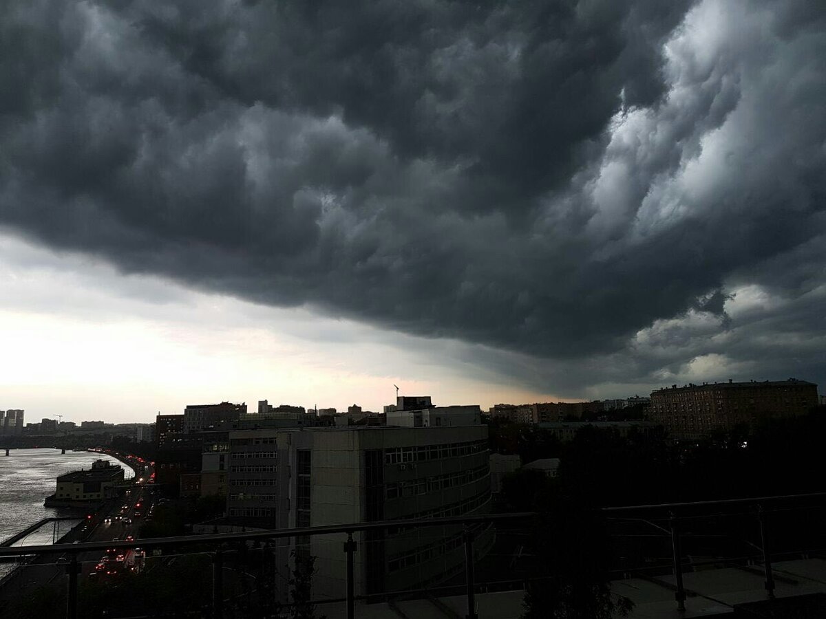 Гроза в Москве вчера. Непогода над Москвой. Гроза в Москве сегодня. Непогода фото. Погода вечером 20