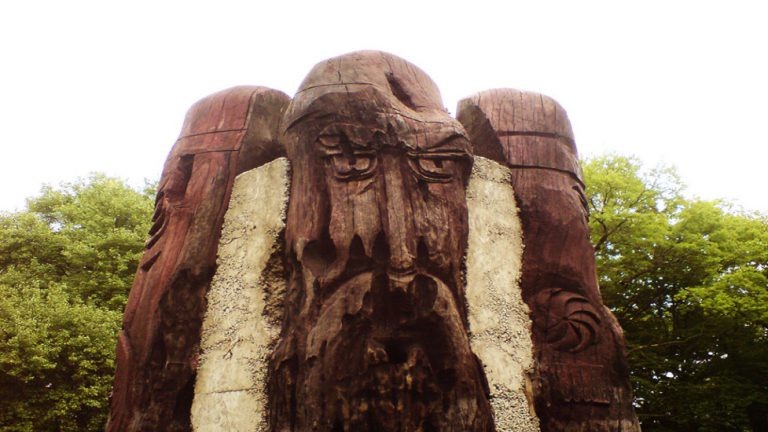 Связано это место с магией и тем, что наши предки на любых возвышенных местах устраивали капища для поклонения богам. 