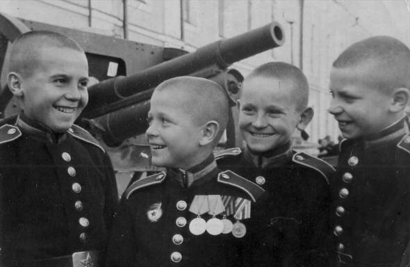 Такими приходили в созданные в 1943 году суворовские  военные училища мальчишки военного поколения. На фото с 4-мя медалями сын полка, воспитанник  Ставропольского СВУ, Миша Бельский